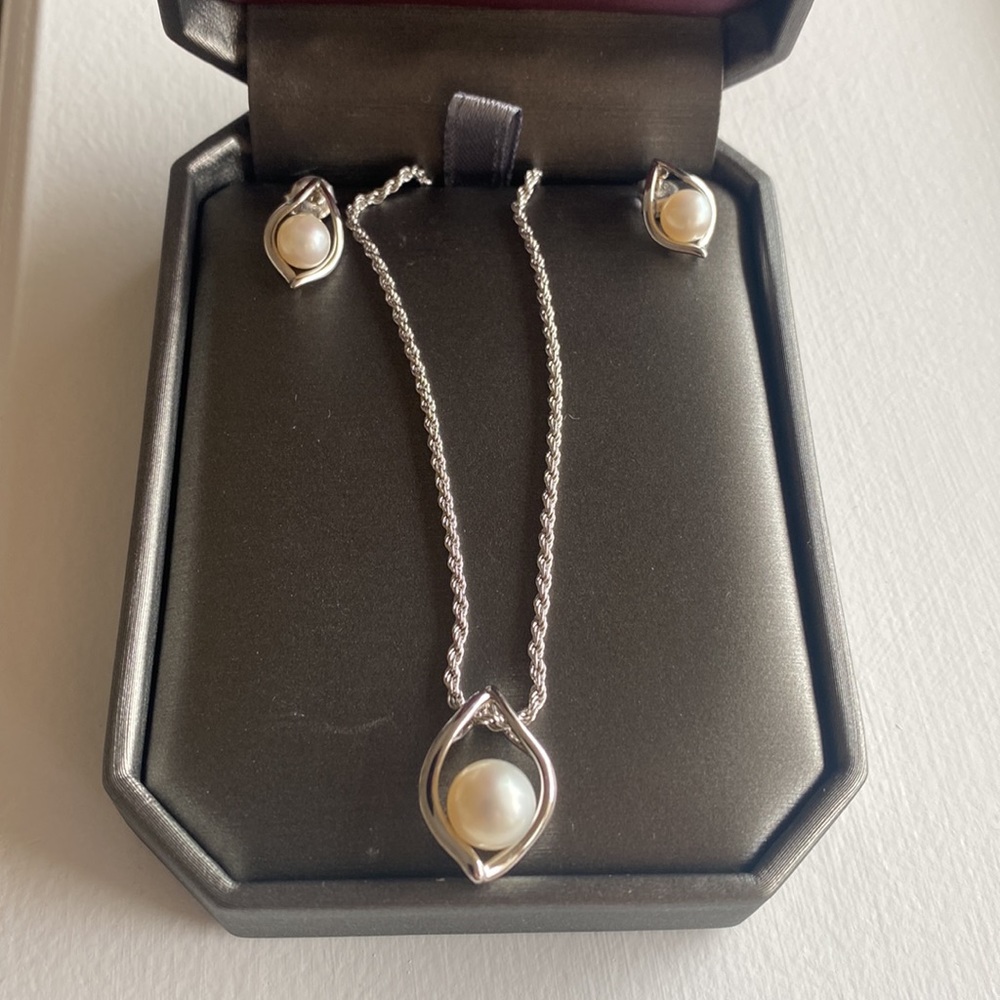 Never worn freshwater Pearl necklace and matching earrings.